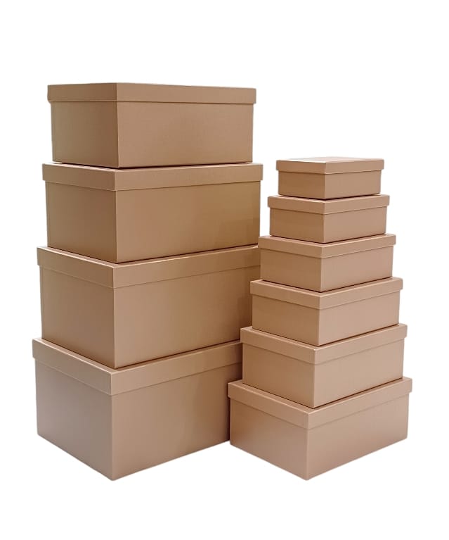 مجموعة من عشرة صناديق هدايا مصنوعة من الورق المقوى باللون البرونزي