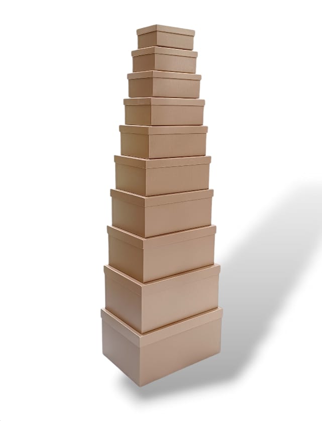 مجموعة من عشرة صناديق هدايا مصنوعة من الورق المقوى باللون البرونزي